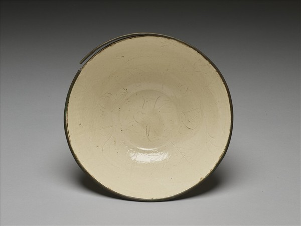 白瓷劃花牡丹紋碗