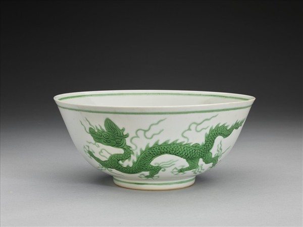 白瓷綠彩雲龍紋碗