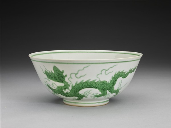 白瓷綠彩雲龍紋碗