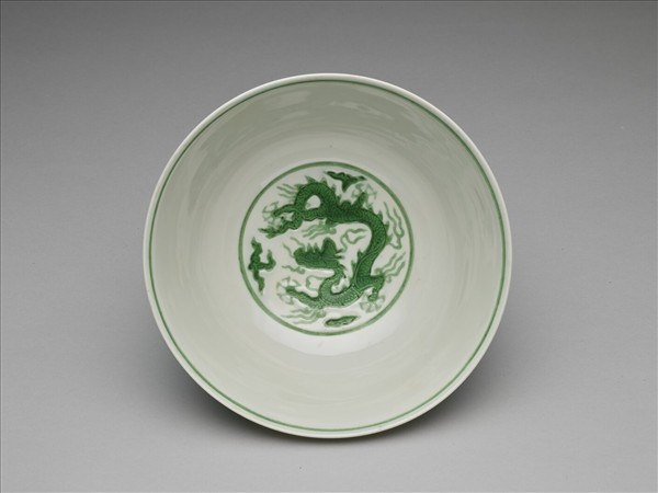 白瓷綠彩雲龍紋碗
