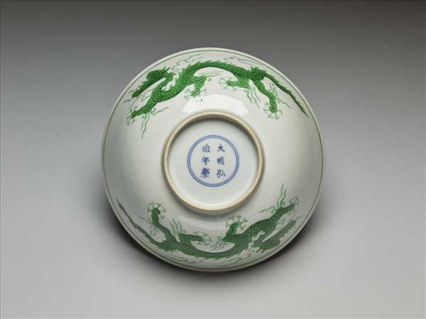 白瓷綠彩雲龍紋碗
