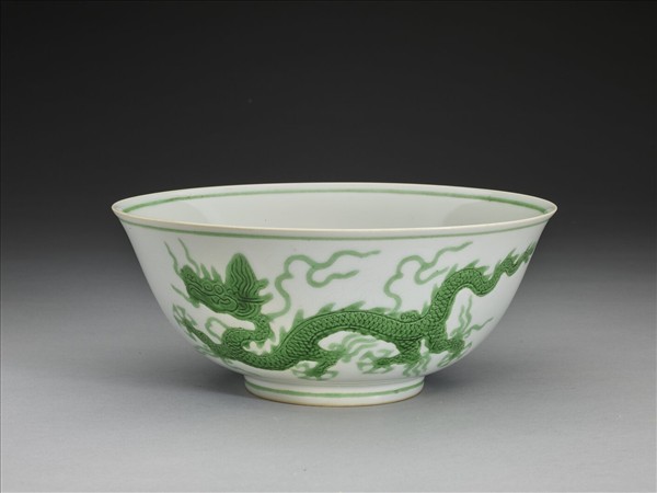 白瓷綠彩雲龍紋碗