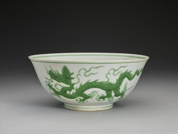 白瓷綠彩雲龍紋碗