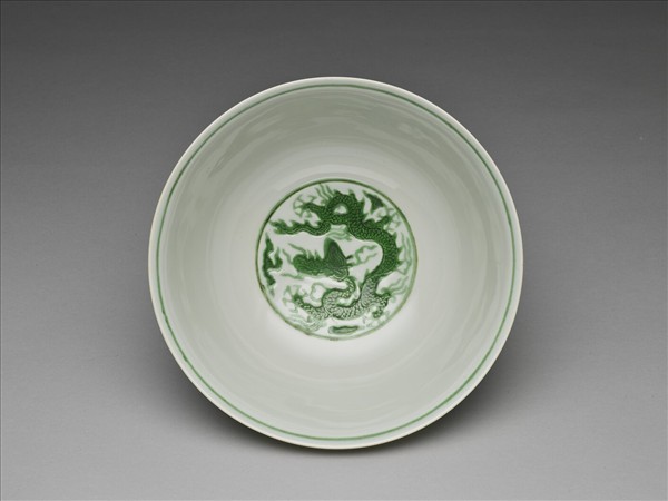 白瓷綠彩雲龍紋碗