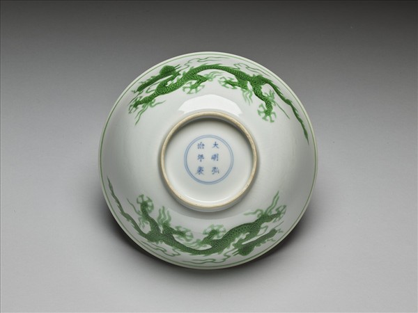 白瓷綠彩雲龍紋碗