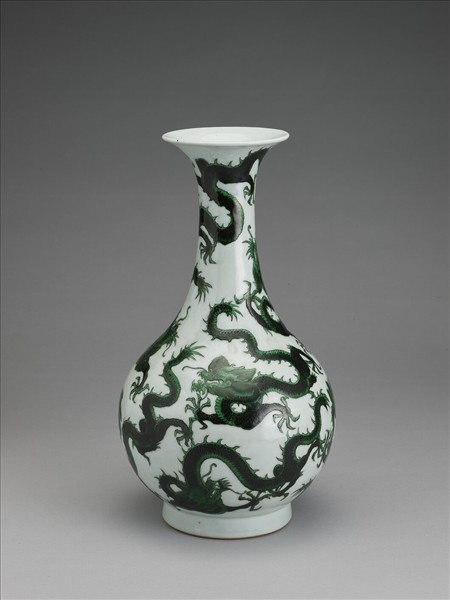 白瓷綠彩九龍紋瓶
