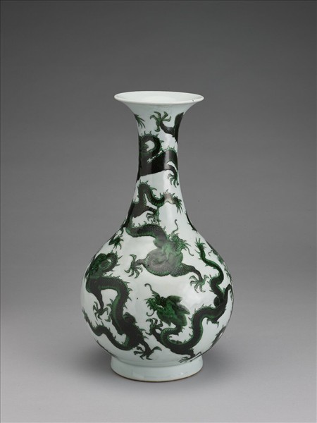 白瓷綠彩九龍紋瓶