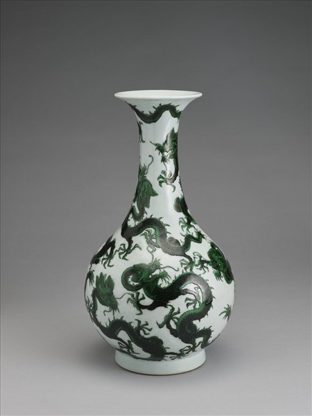 白瓷綠彩九龍紋瓶