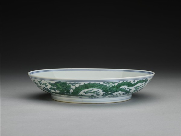 青花綠彩龍戲珠紋盤