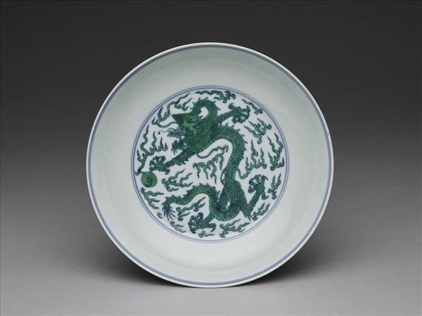 青花綠彩龍戲珠紋盤