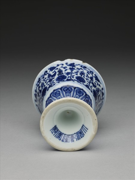 青花梵文番蓮紋高足杯