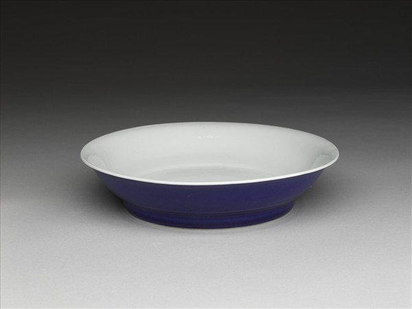 霽青釉白裡龍紋盤