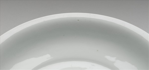 霽青釉白裡龍紋盤