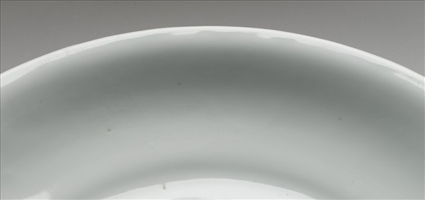 霽青釉白裡龍紋盤