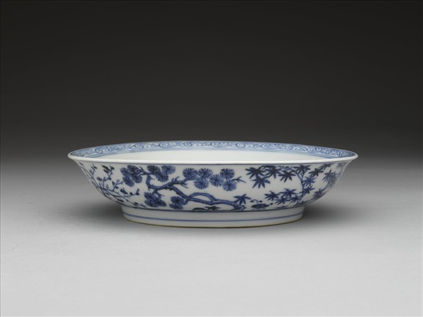 青花歲寒三友圖暗花雙龍紋盤