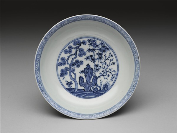 青花歲寒三友圖暗花雙龍紋盤