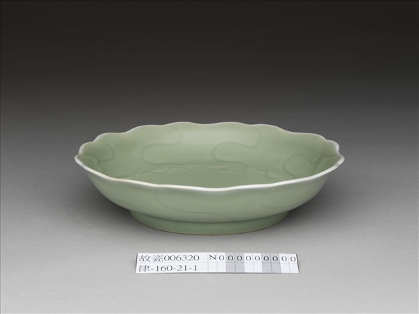 青瓷牡丹花式盤