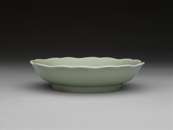 青瓷牡丹花式盤