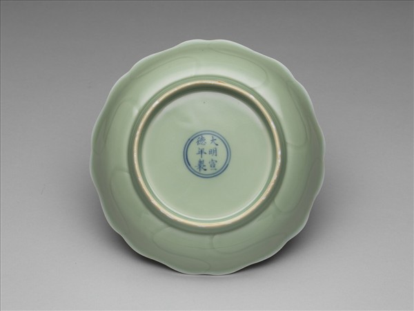 青瓷牡丹花式盤