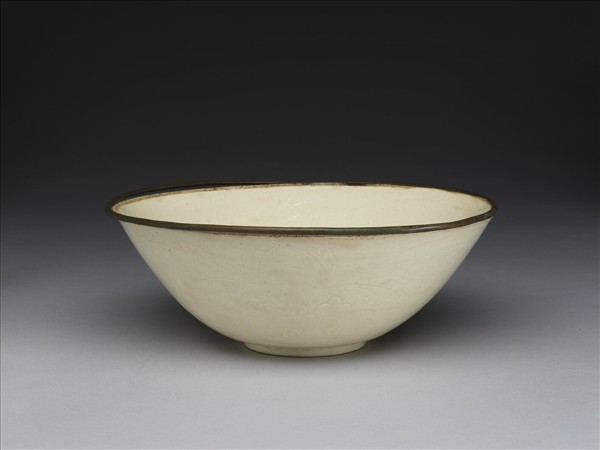 白瓷劃花牡丹紋碗