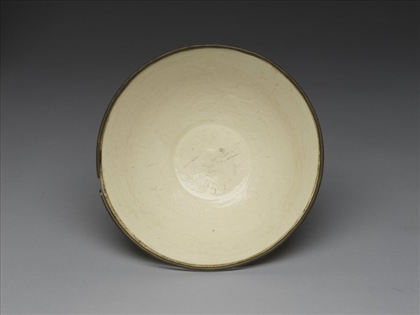 白瓷劃花牡丹紋碗