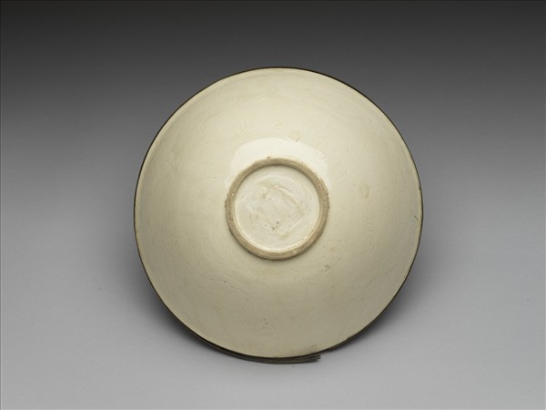 白瓷劃花牡丹紋碗