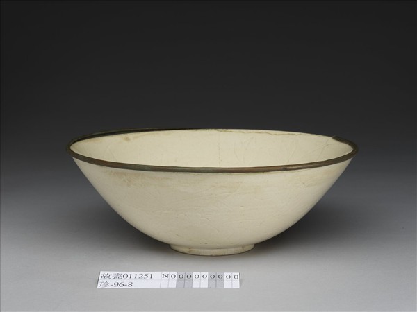 白瓷劃花牡丹紋碗