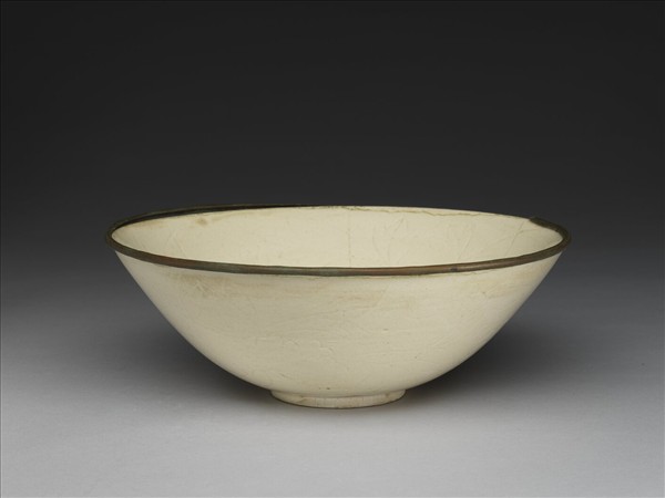 白瓷劃花牡丹紋碗