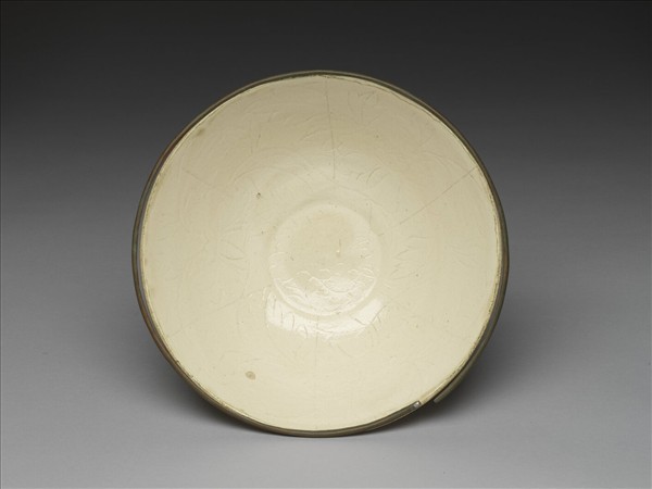 白瓷劃花牡丹紋碗