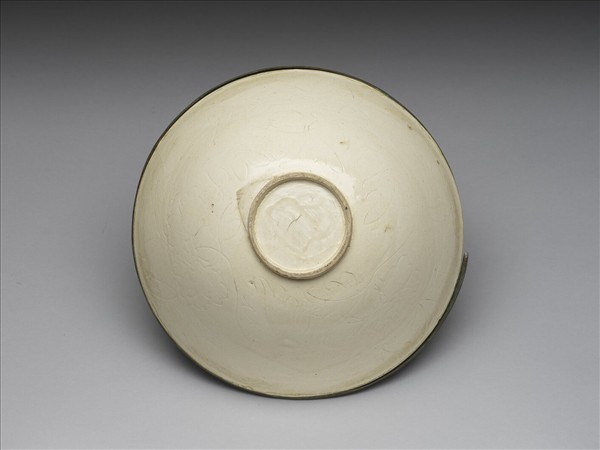 白瓷劃花牡丹紋碗