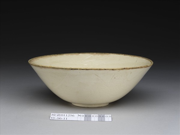 白瓷劃花牡丹紋碗