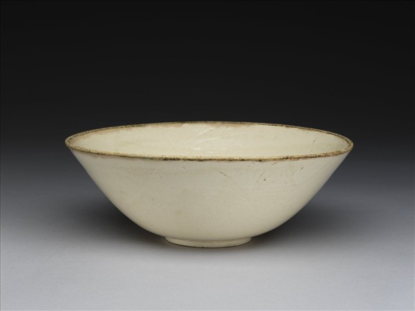 白瓷劃花牡丹紋碗