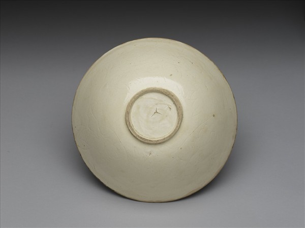 白瓷劃花牡丹紋碗