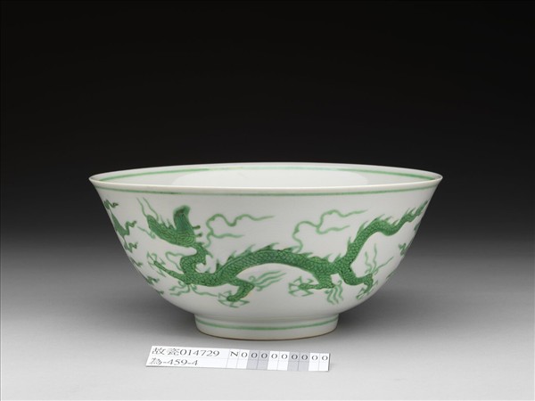 白瓷綠彩雲龍紋碗