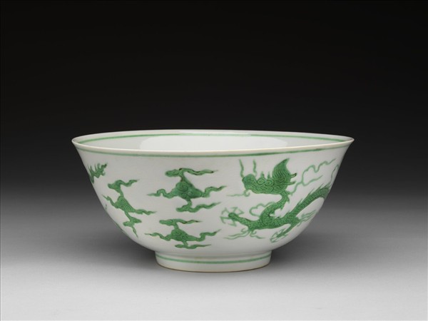 白瓷綠彩雲龍紋碗