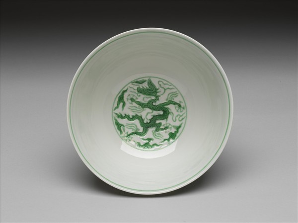 白瓷綠彩雲龍紋碗