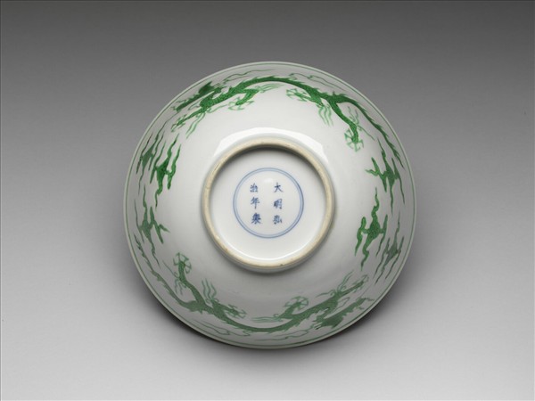 白瓷綠彩雲龍紋碗