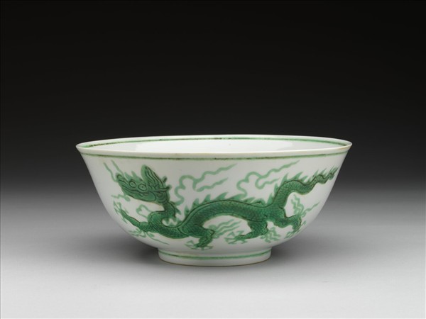 白瓷綠彩雲龍紋碗