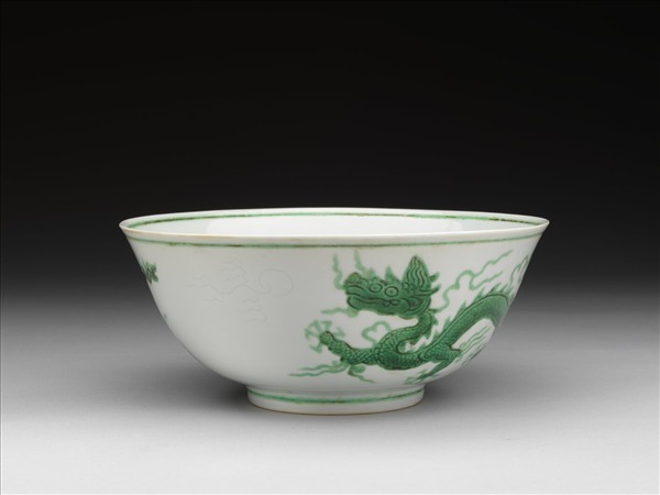 白瓷綠彩雲龍紋碗