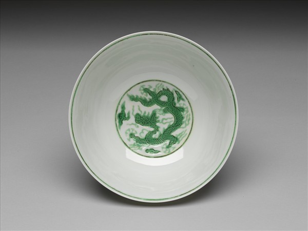 白瓷綠彩雲龍紋碗