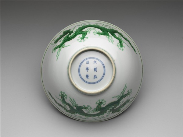 白瓷綠彩雲龍紋碗