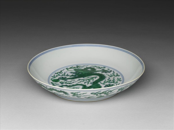 青花綠彩龍戲珠紋盤