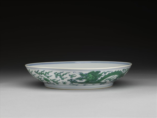 青花綠彩龍戲珠紋盤