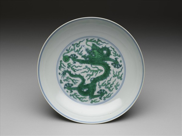 青花綠彩龍戲珠紋盤