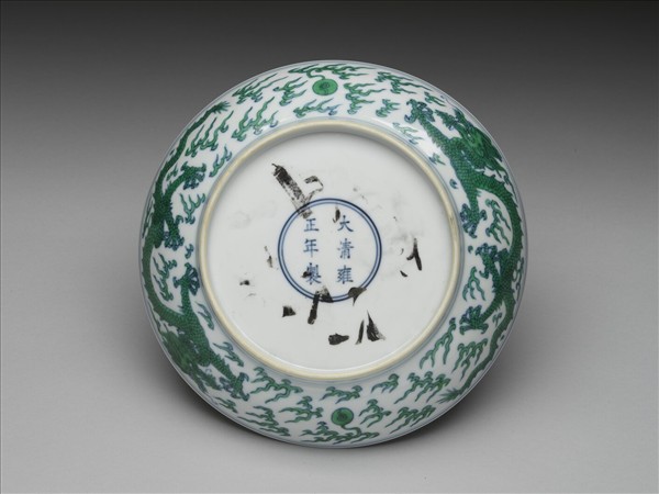 青花綠彩龍戲珠紋盤