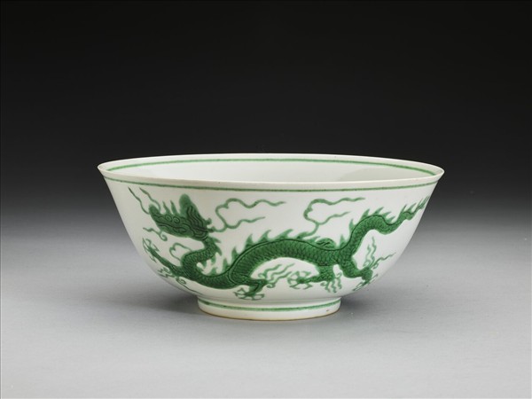白瓷綠彩雲龍紋碗