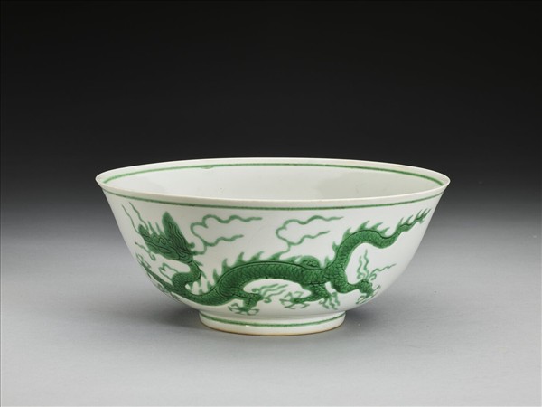 白瓷綠彩雲龍紋碗