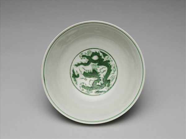白瓷綠彩雲龍紋碗