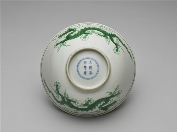 白瓷綠彩雲龍紋碗