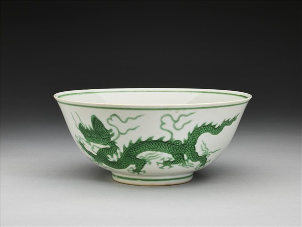 白瓷綠彩雲龍紋碗